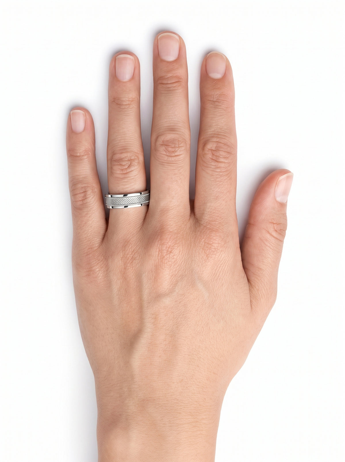 HELIOR Clous platinum wedding band worn on a hand, showing its faceted detailing and polished borders.