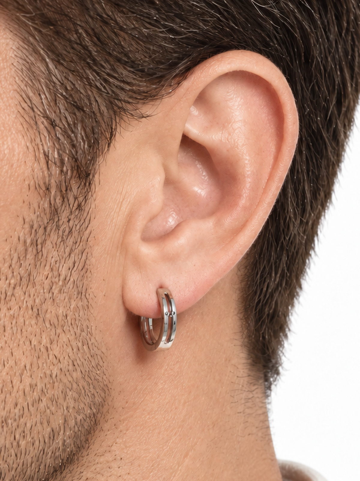 Man wearing a HELIOR PT950 platinum openwork hoop earring with twin round details