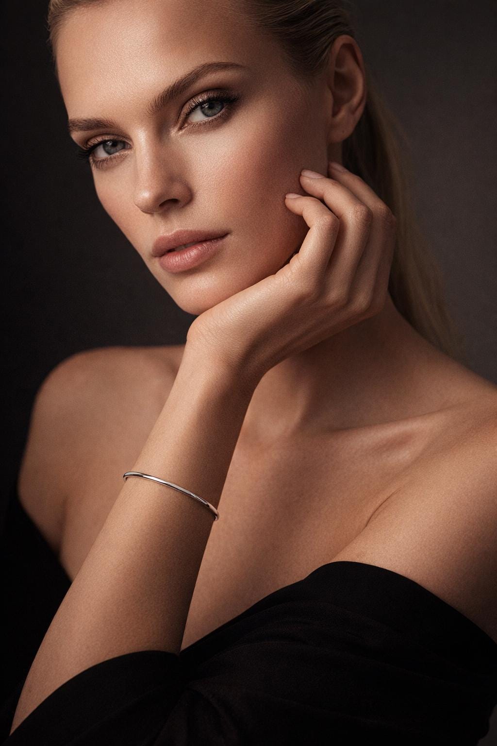 Model wearing 3mm high-polish PT950 platinum bangle