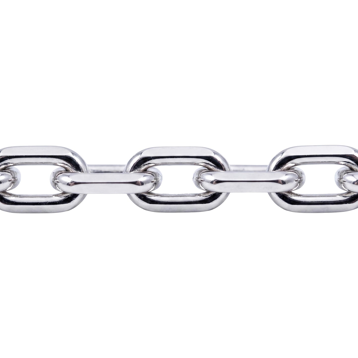 Macro detail of elongated oval links on 2.5mm platinum cable chain