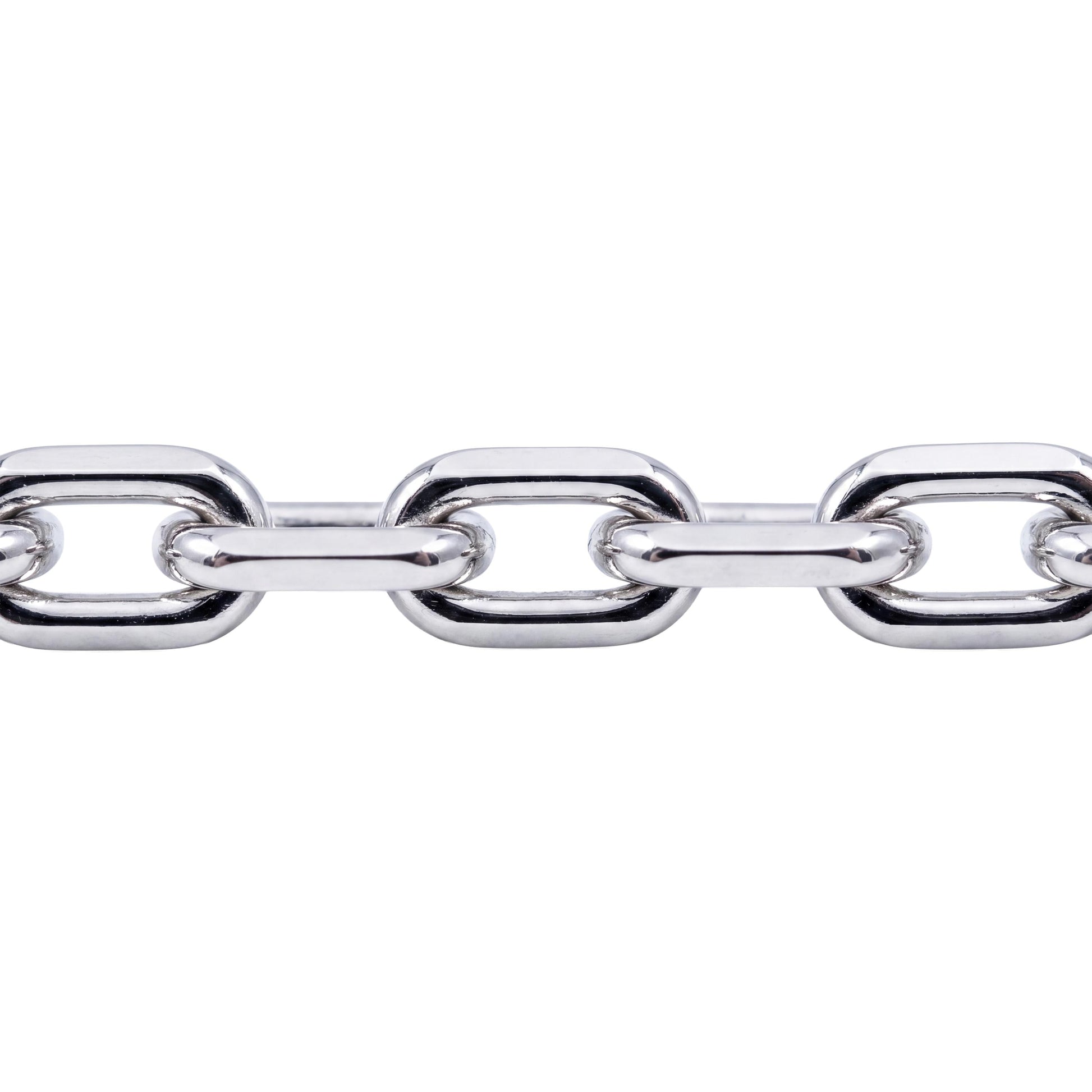Macro detail of elongated oval links on 2.5mm platinum cable chain