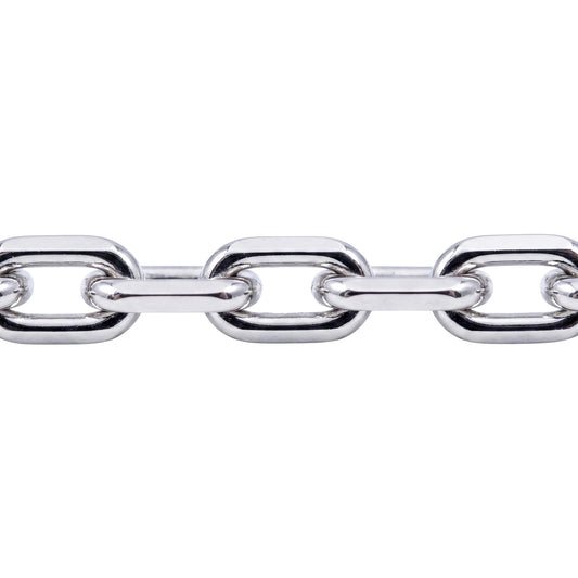 Macro detail of elongated oval links on 2.5mm platinum cable chain