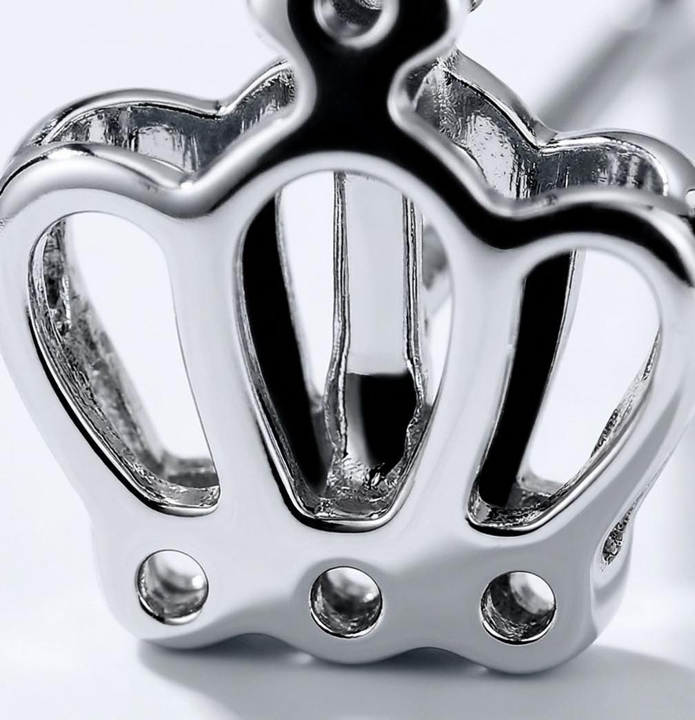 Macro view of an openwork PT950 platinum crown stud