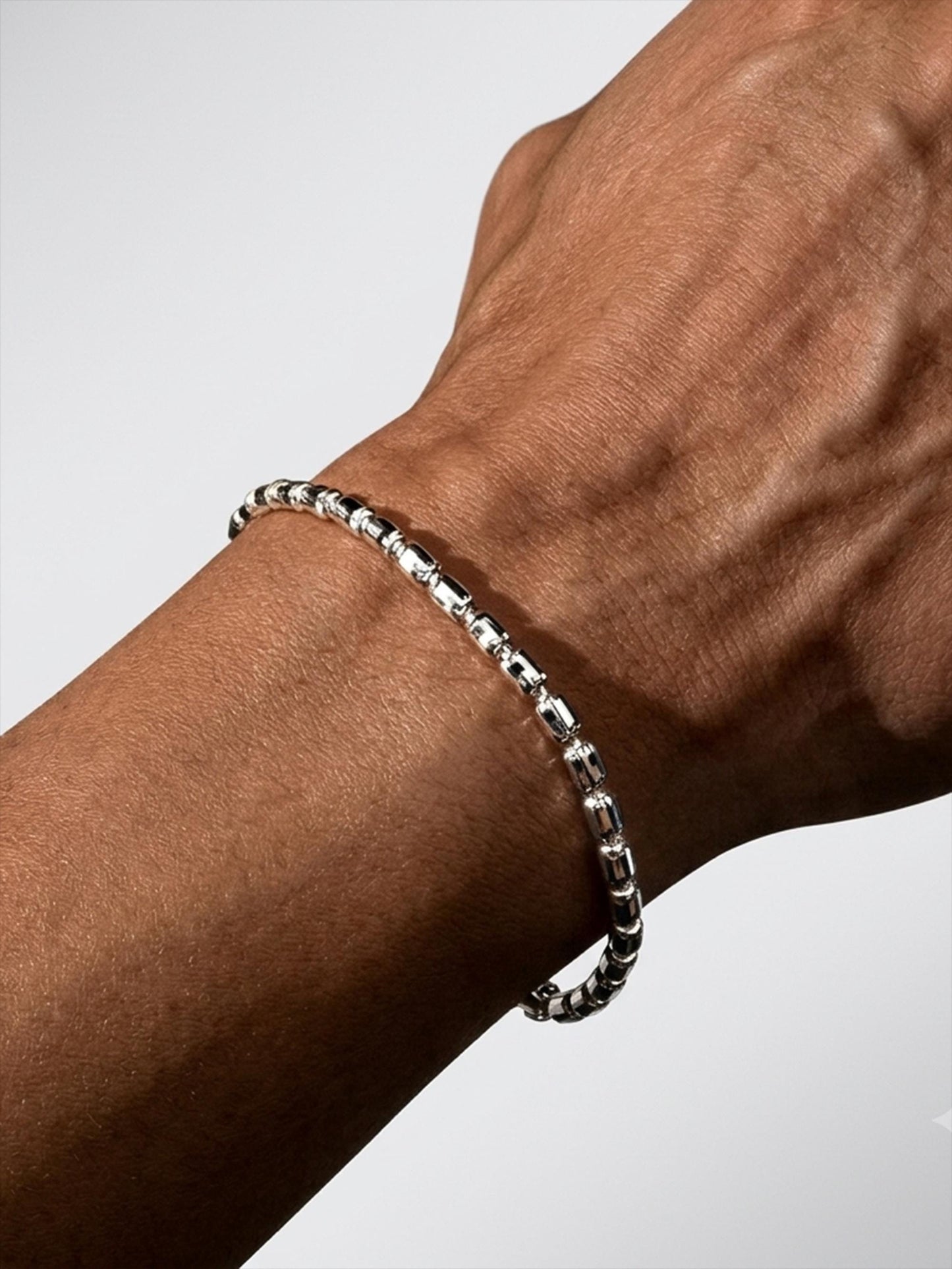 Model wearing 3mm PT950 platinum barrel link bracelet