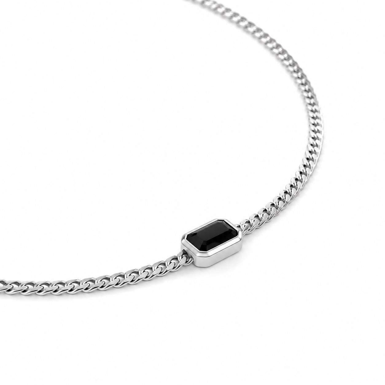Curved 2.8mm platinum curb chain showing black onyx centre and link finish