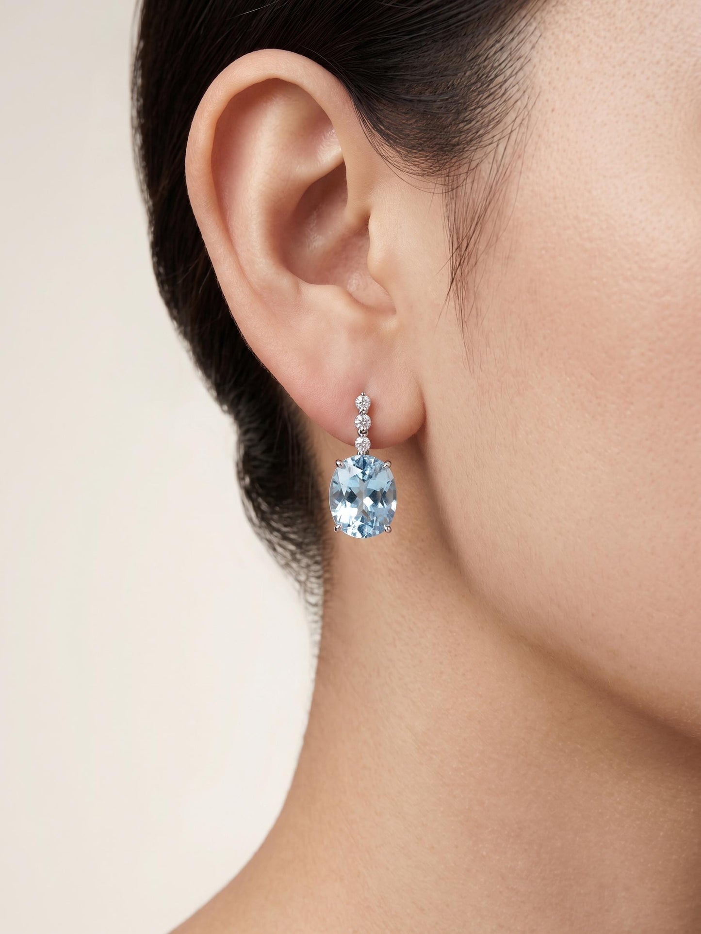 Aquamarine platinum drop earring close-up