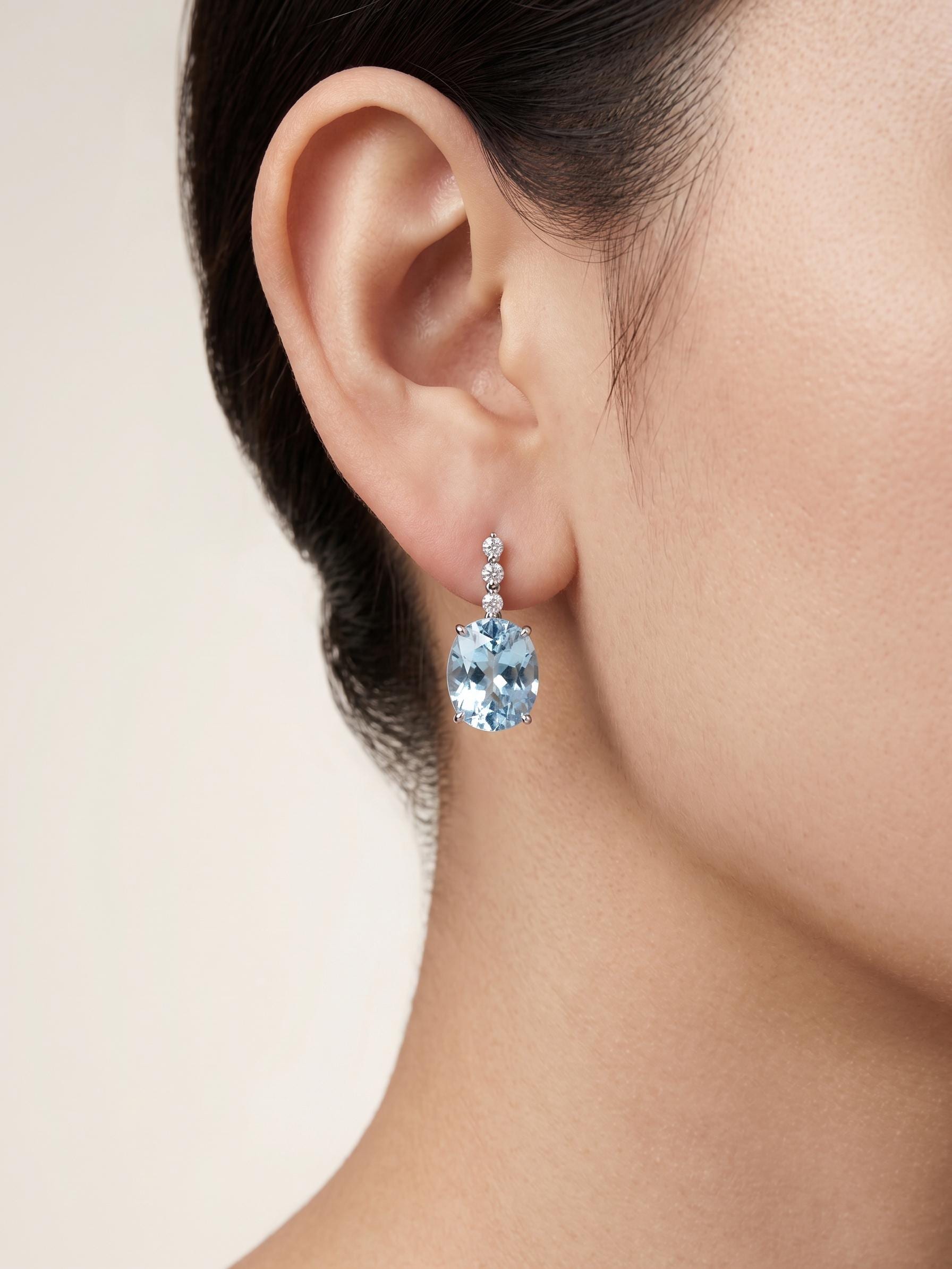Aquamarine platinum drop earring close-up
