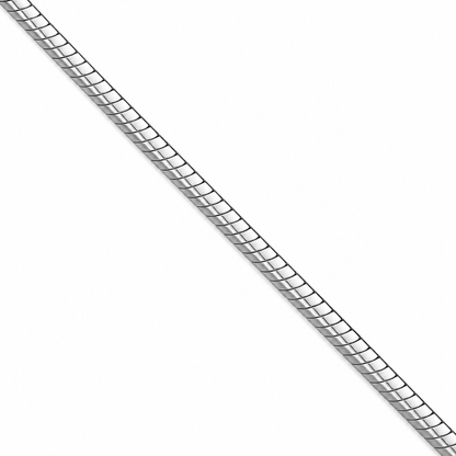 Macro detail of the polished, closely fitted links of the HELIOR Linea PT950 platinum snake chain.